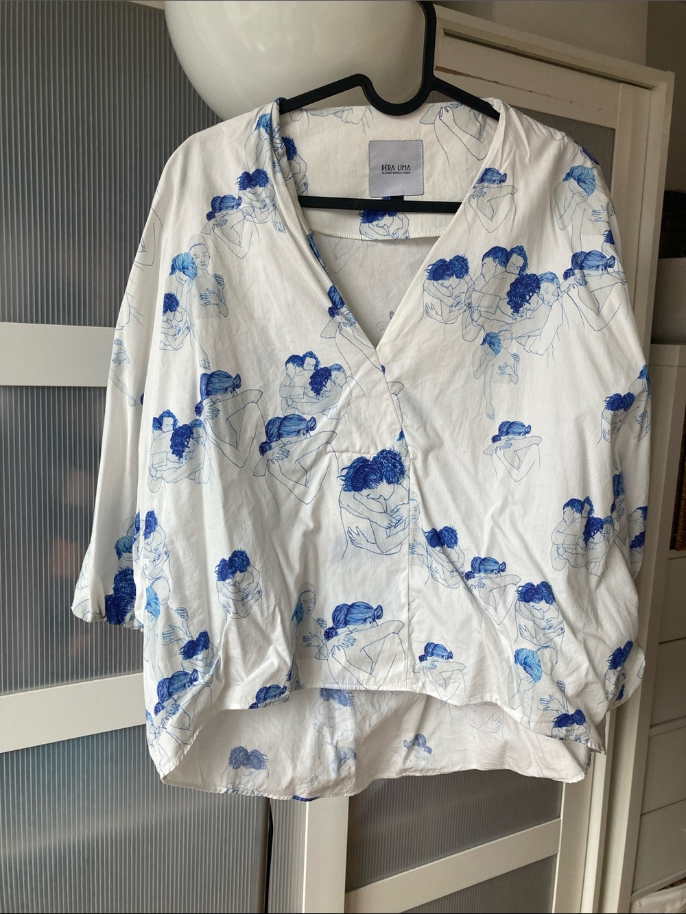 Pera Lima White V-Neck Blue Print Top 100% cotton
One size fits S or M - Picture 3 of 6